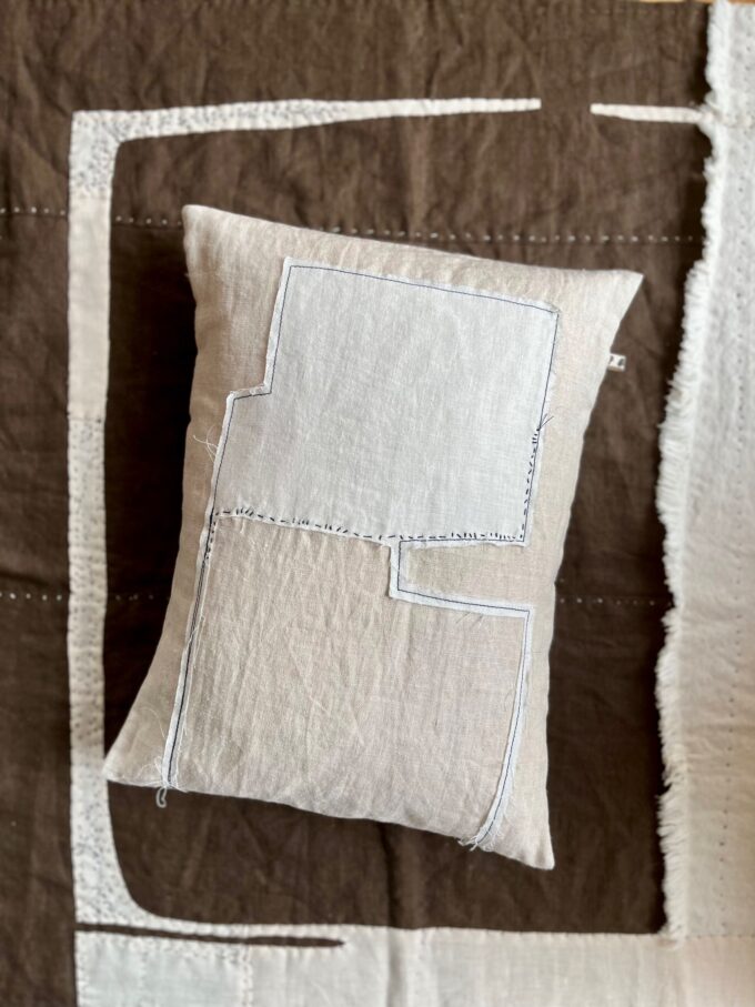 CUSHION - HUG ( GRAPHIC & PATCH )